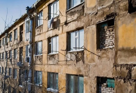 Қазақстанда 15 мыңнан астам отбасы апатты үйде қалуы мүмкін: депутат реновациялауға қатысты мәселе көтерді