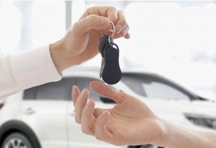 Астанада бір қызметкеріне жалақы төлей алмаған басшысы оған қымбат көлігін беруге мәжбүр болды