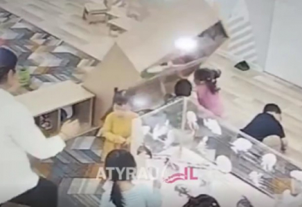 Атыраудағы балабақшада балаға шкаф құлаған: Тәрбиешілер жазаланды 
