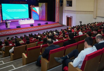 ТҮРКІСТАН: Мәлік Отарбаев мәдениет және денсаулық сақтау салаларының қызметкерлерімен кездесті