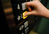 Қарағандыдағы тұрғын үйде үш бала лифт ішінде қалып қойды