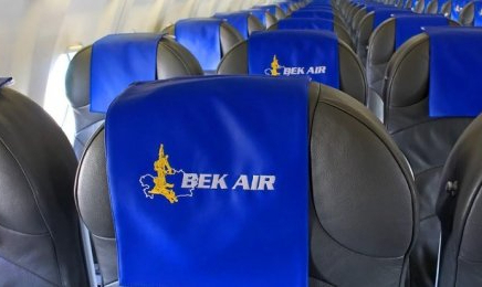 Bek Air Шымкенттен шыққан жолаушылар ұшақта жолсерікті соққыға жықты   