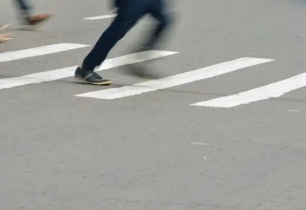 Алматыда автобус жолаушылар өткелінен өтіп бара жатқан жас жігітті қағып кетті