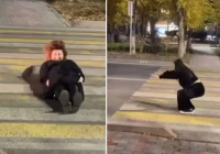 Лайк пен контент үшін: Атырауда қыздар жол бойына жатып алып, көлік қозғалысына кедергі келтірді (ВИДЕО)