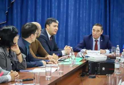 ТҮРКІСТАН: ҚХА білім беру бағдарламасының қатысушылары «Қазақ газеттерінің» жұмысымен танысты