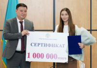 ТҮРКІСТАН: Облыс әкімінің орынбасары танымал каратэшіге құрмет көрсетті