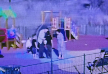 Қарағандыда балалар алаңында ер адам баланы итеріп жіберген - видео