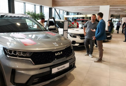 Көліктерге жалған мемлекеттік нөмір таққан автосалон қызметкері ұсталды