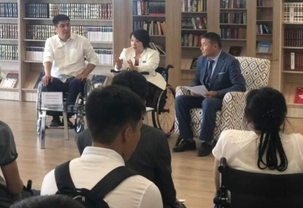 ​Сенатор Ләззат Қалтаева  түркістандықтармен кездесті 