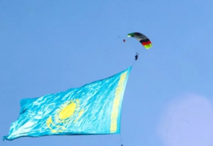 Қазақстанның ең үлкен туы Алматы аспанында желбіреді