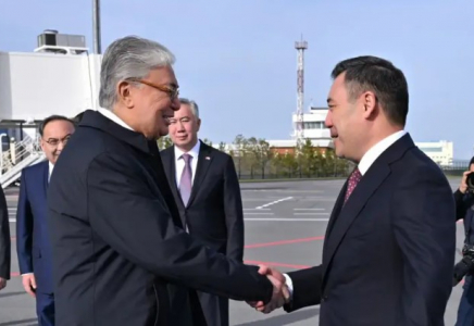 Мемлекет басшысы Қырғызстан Президенті Садыр Жапаровты елорда әуежайында қарсы алды
