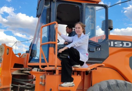 Абай облысында оқушы пластикалық қалдықтардан экоасфальт жасады