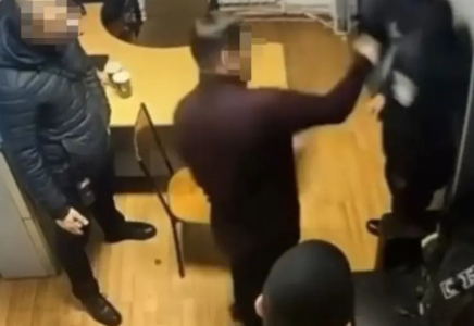 Полиция Атырауда арнайы жасақ қызметкерлері түсірілген даулы видеоны тексеріп жатыр