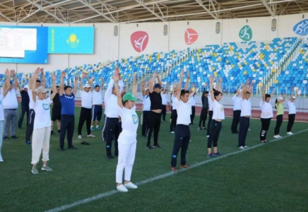 ​ТҮРКІСТАН: Мемлекеттік қызметкерлер таңғы жаттығуға шықты