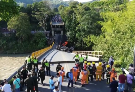 Жаңа көпір салтанатты ашылу сәтінде опырылып түскен: оның үстінде тұрған әкім өзенге құлап кетті (ВИДЕО)