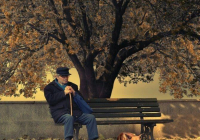 "Өз зейнетақысы өзіне бұйырмай отыр": тұрмыстағы қызы әкесінің жағдайын айтты