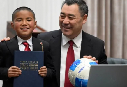 Қырғызстанда қалың қарды кешіп мектепке барған оқушы Садыр Жапаровтан сыйлық алды