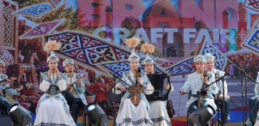​ТҮРКІСТАНДА ХАЛЫҚАРАЛЫҚ ҚОЛӨНЕРШІЛЕР ЖӘРМЕҢКЕСІ ӨТІП ЖАТЫР