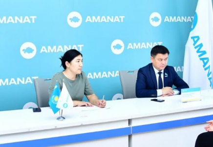 «Баланы мектепке даярлайық»: шымкенттік депутат көпбалалы анаға қолдау көрсетті
