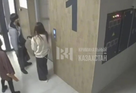 Алматыда ер адам подъезде екі қыз балаға шабуыл жасады (ВИДЕО)