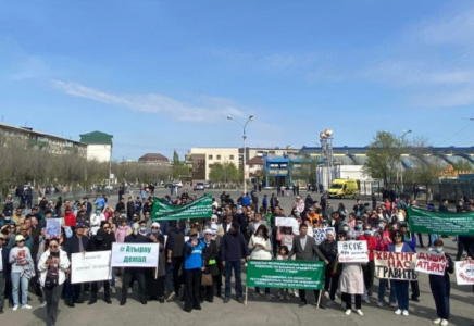 Атырауда 400-ге жуық адам наразылыққа шықты