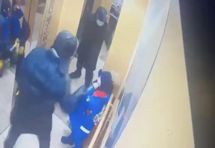 Астанада жасөспірім лифтіде тұрған 5 жасар балаға шабуылдап, бетін тілгілеп тастады