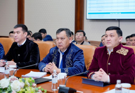 ​ҰЛТТЫҚ КИІМ КИЮ КҮНІ: аппараттық мәжілісте мерекелік көңіл күй сипат алды