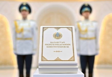 «Дәуірлік оқиға» – Тоқаев қазақстандықтарды жаңа Конституцияның заңды күшіне енуімен құттықтады