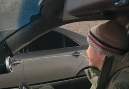 Алматыда жол үстінде шетелдікті балағаттаған жүргізуші жазаланды