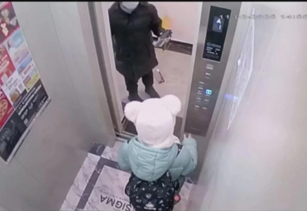 Астанада бес жасар баланың бетін пышақпен тілген жасөспірім тағы бір қызға тиіскені анықталды