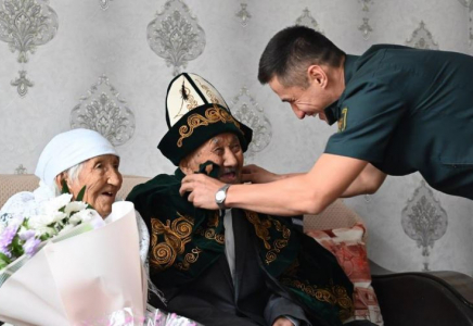 ТҮРКІСТАН: Әскери қызметшілер соғыс ардагерін мерекемен құттықтады