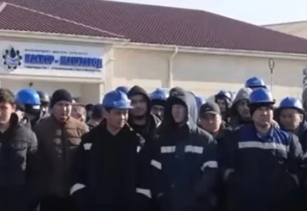 Ақтауда жұмыссыз қалған зауыт жұмысшылары наразылыққа шықты