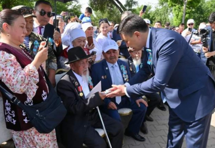 ​Шымкент әкімі Ұлы Отан соғысы ардагерлеріне пәтер сыйлады