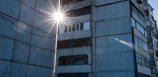 Қарағандыда тоғыз қабатты үйдің төбесінде отырған жасөспірім жұртты шошытты