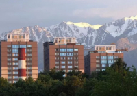 Көктөбе телемұнарасы қызғылт сары түске көмкерілді