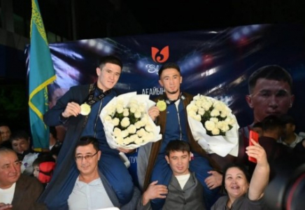 ​ЛИВЕРПУЛЬДЕН ЖЕҢІСПЕН ОРАЛҒАН БОКСШЫЛАРҒА ШЫМКЕНТТЕ ҚҰРМЕТ КӨРСЕТІЛДІ
