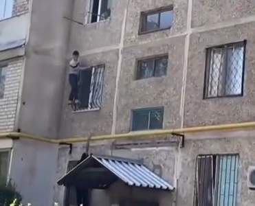Шымкентте жасөспірім жігіттер сәбиді жазатайым оқиғадан құтқарып қалды