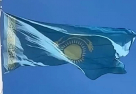 Атырауда мемлекеттік Туды теріс ілгендер айыппұл арқалады Атырауда мемлекеттік Туды теріс ілгендер айыппұл арқалады