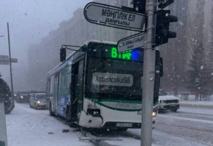 Астанада автобус бағанға соғылды