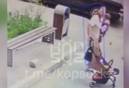 Алматыда белгісіз біреу баласын көтеріп тұрған әйелдің басына ауыр бөтелке лақтырып жіберген (ВИДЕО)