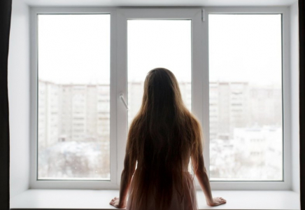 Көкшетауда 14 жастағы қыз көпқабатты үйдің шатырынан секірмек болған