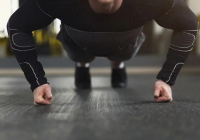 Атыраудағы колледждің мұғалімі сабаққа кешіккен студентке 100 рет жаттығу істеткен: бала ауруханада