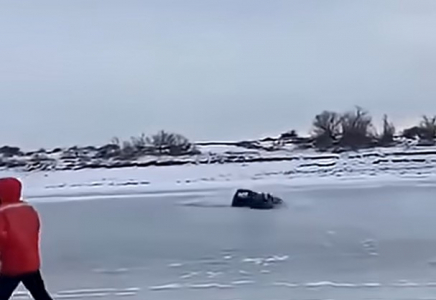 Жайық өзенінде инспекторлар квадроциклімен бірге мұз астына құлап кетті (ВИДЕО)