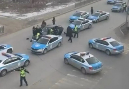 Ақтөбеде қаланың қақ ортасында екі адамды қолын байлап алып кетті (ВИДЕО)