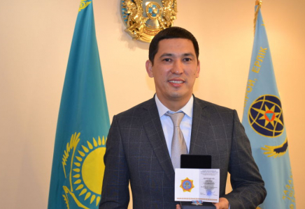 Астаналық азамат бесінші қабаттан секірген баланы қағып алды  