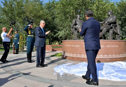 Қасым-Жомарт Тоқаев пен Садыр Жапаров «Достықтың алтын көпірі» ескерткішінің ашылу рәсіміне қатысты