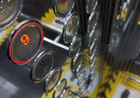 Алматыда лифтіде дәрет сындырған ер адам қамауға алынды - видео