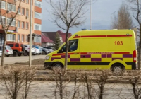Павлодарда жолаушылар өткелінен өтіп бара жатқан әйелді жедел жәрдем көлігі қағып кетті
