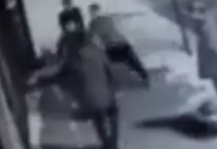 Талдықорғанда үш жігіт 18 жастағы даяшыны тепкілеп кетті (видео)