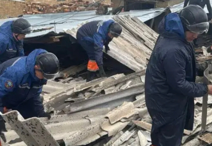 Қарағанды облысында 11 жастағы қыздың үстіне үйдің шатыры құлады